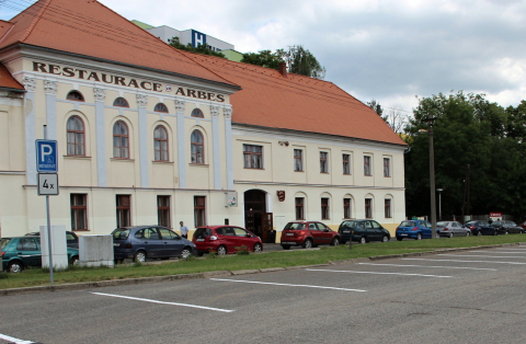 Vodorovné značení na velkém parkovišti pod českolipskou nemocnicí je hotové